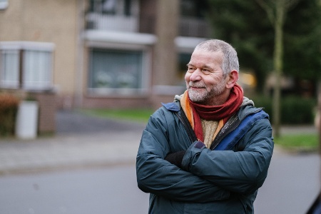 Blije man bezorgd krant