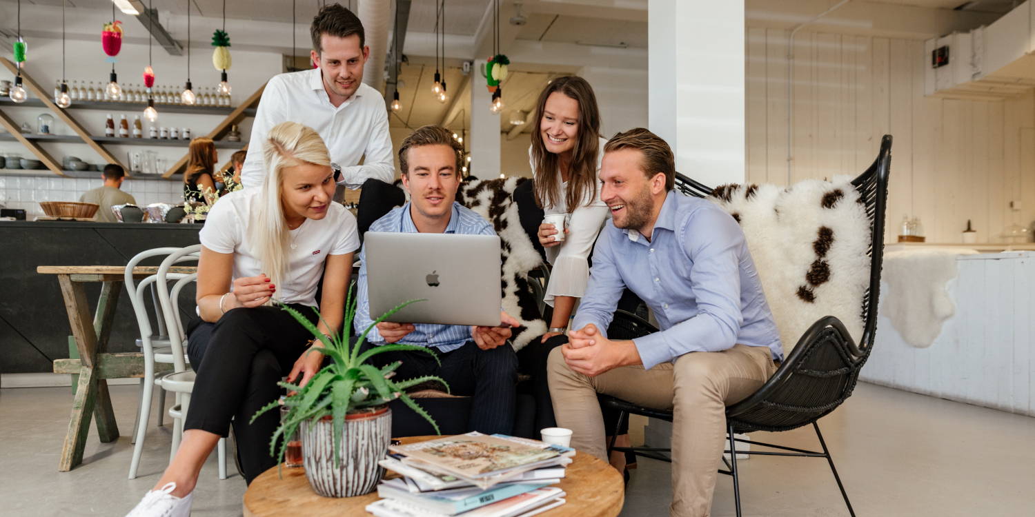 EVG Start medewerkers in groepsfoto met laptop