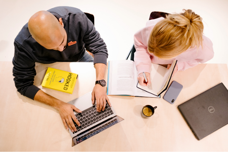 collega's aan een bureau