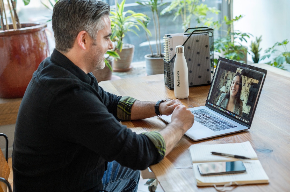 Man zit achter laptop en is aan het videobellen